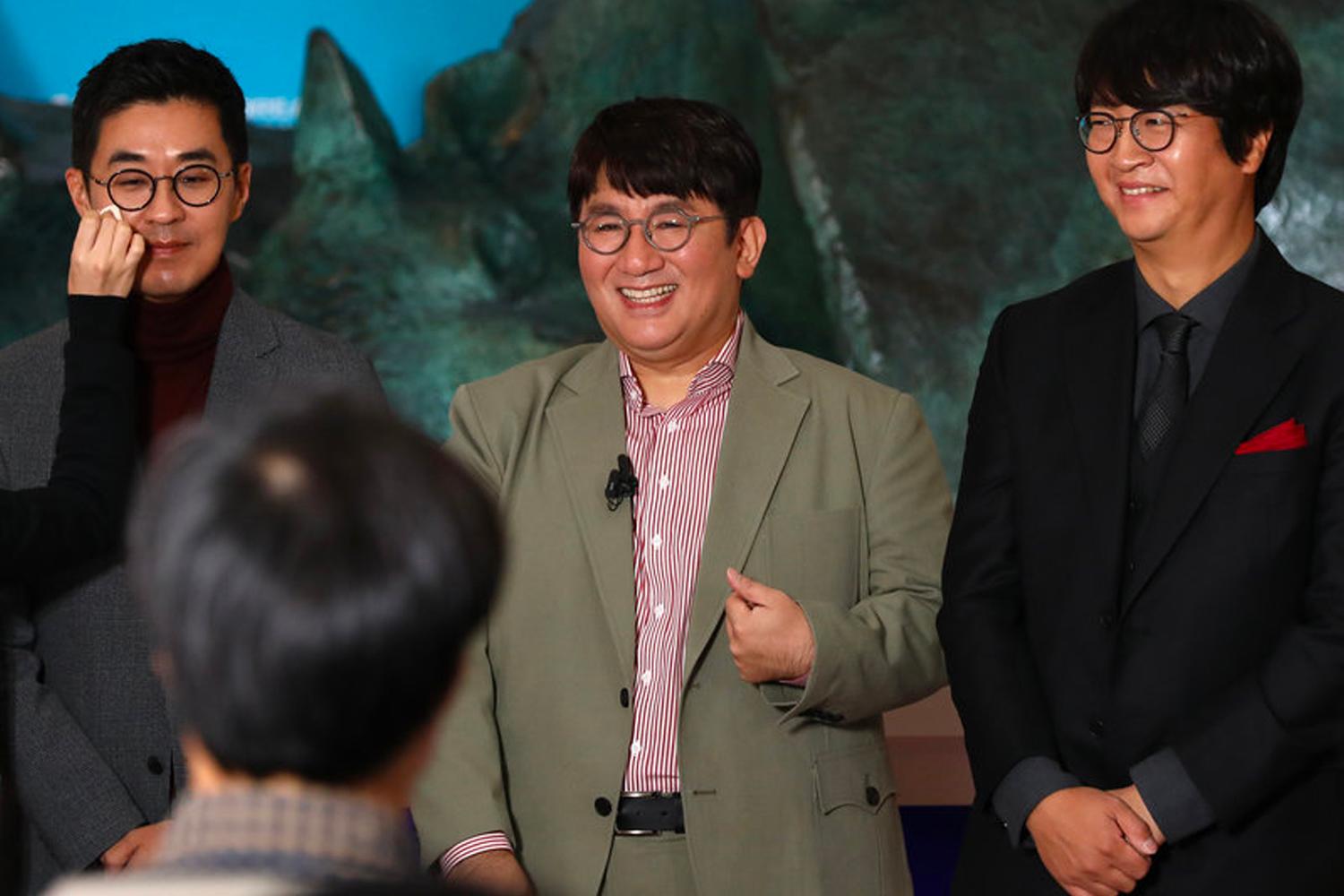 รูปภาพการประชุมภายในของทีมงาน HYBE ในตึกใหม่ที่ยงซาน ไม่แสดงใบหน้าคนเพื่อความเป็นส่วนตัว