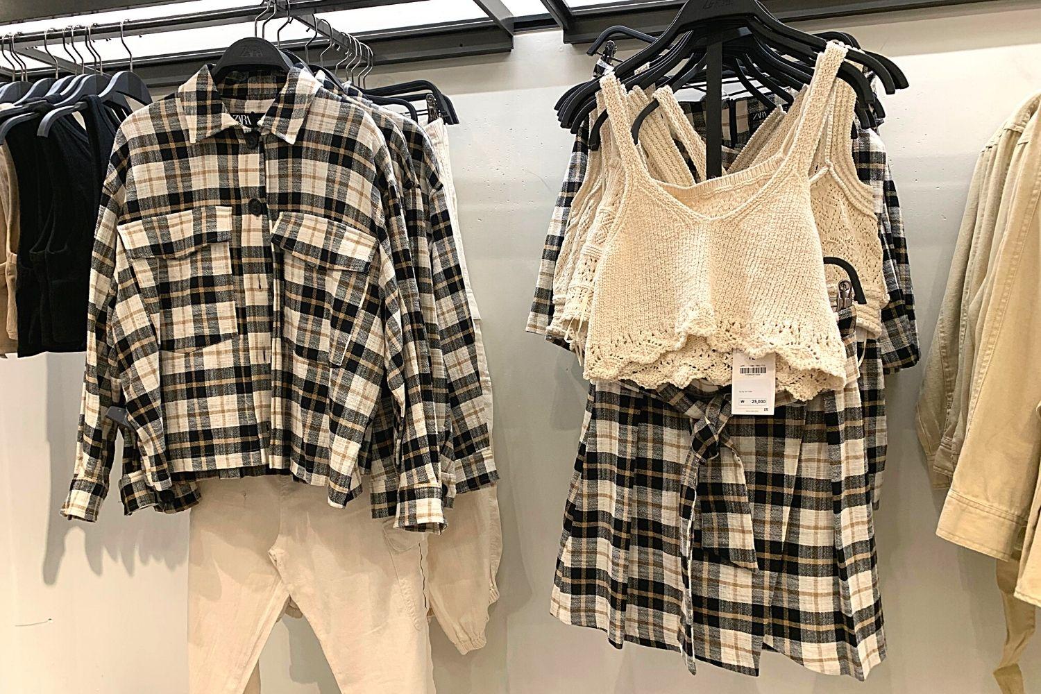 Chân váy xếp ly kèm túi tim, phối đồ thời trang hiện đại tại Hàn Quốc