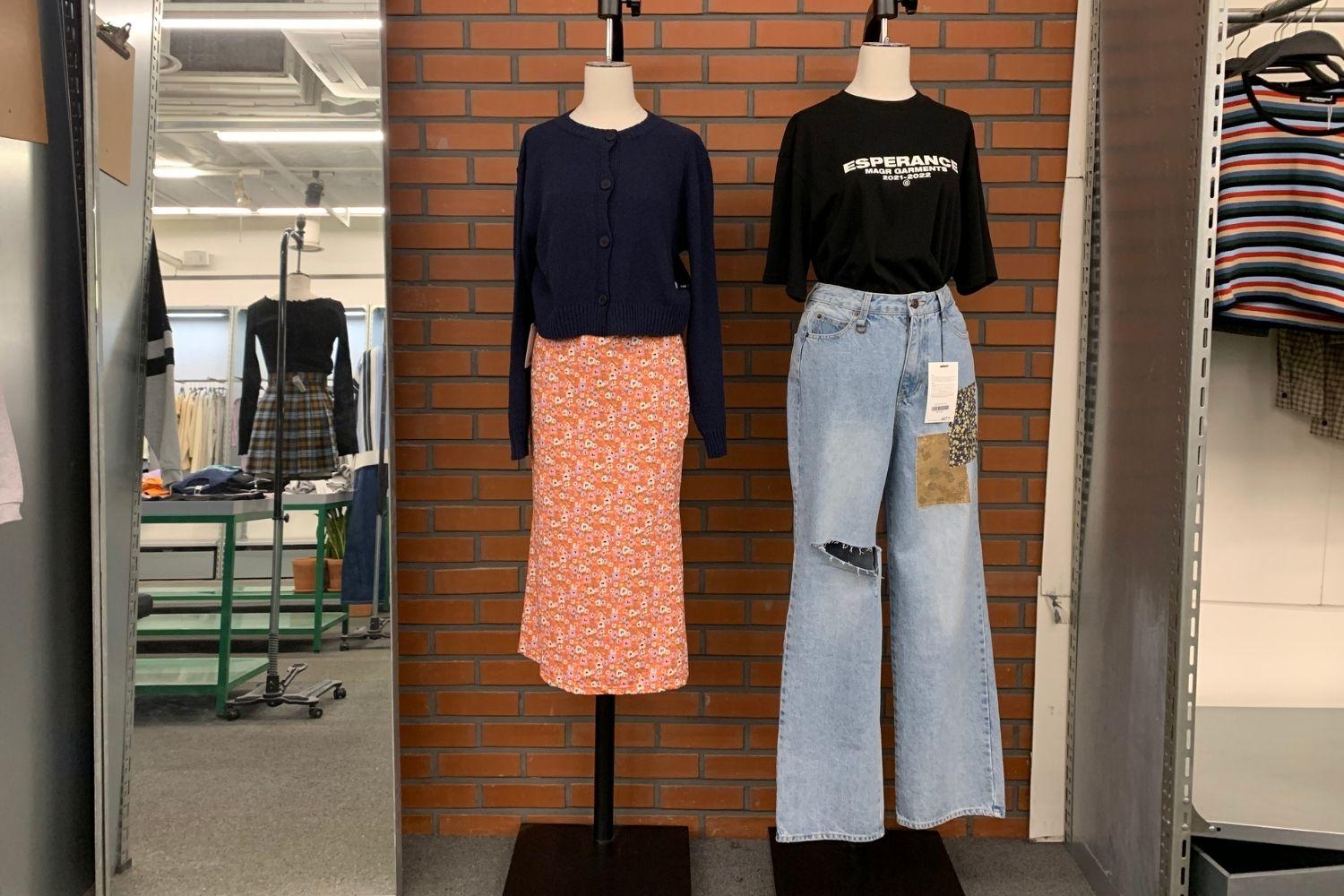 Áo len và chân váy dáng dài hoa nhí, phong cách thời trang vintage