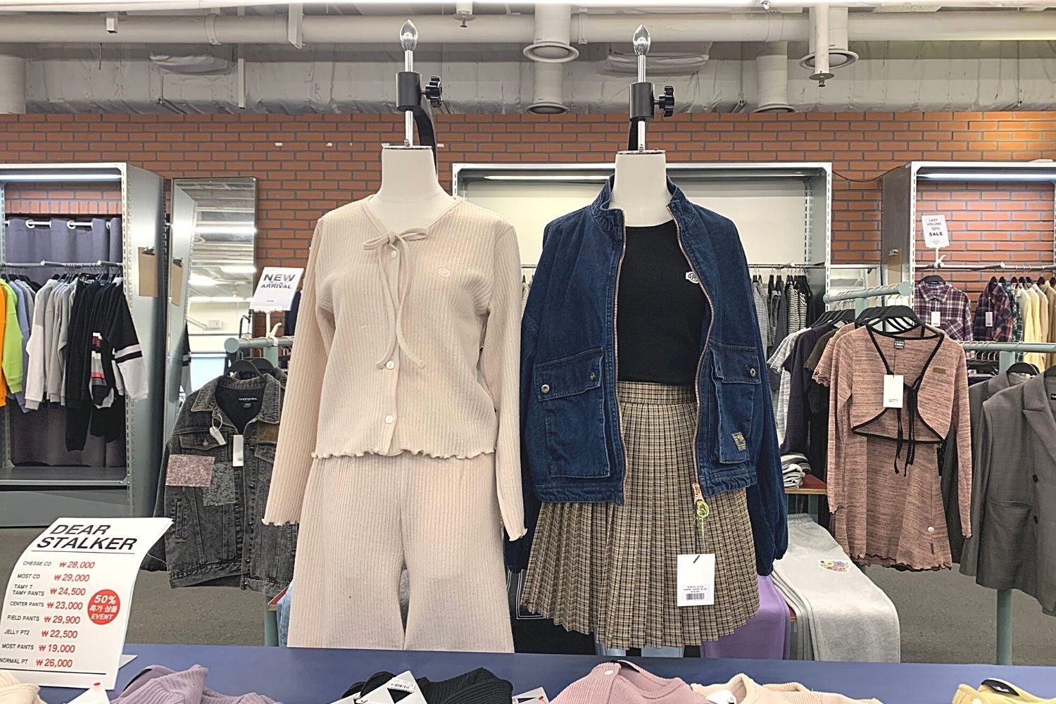 Chân váy xếp ly và áo len trắng trưng bày trong cửa hàng Hàn Quốc