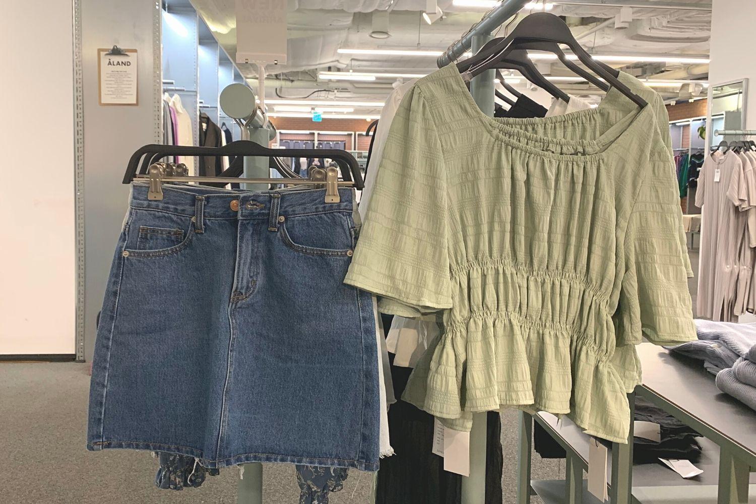 Chân váy chữ A jeans xanh, áo blouse xanh nhạt, phong cách thời trang mùa hè Hàn Quốc
