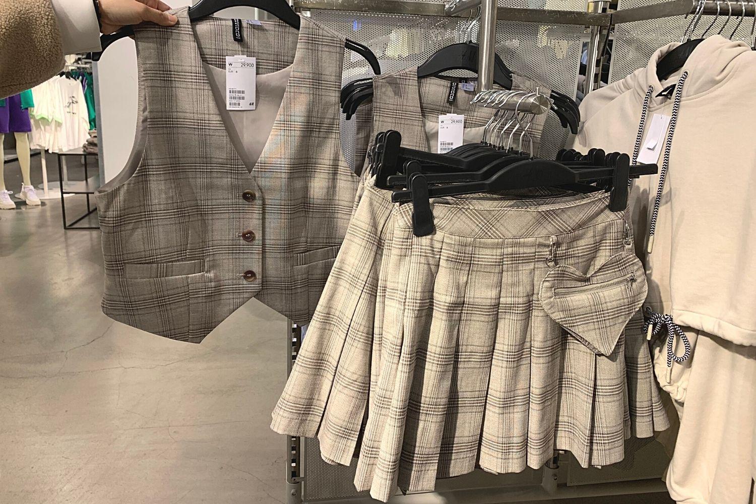 Vest kẻ caro và chân váy xếp ly, phong cách thời trang nữ tính, nhẹ nhàng