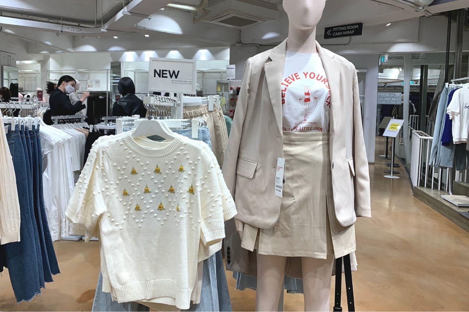 Chân váy đơn sắc dài màu xanh chuối và đỏ cam, phối áo phông trắng trẻ trung