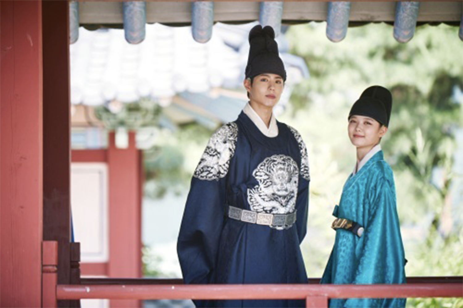 穿著古代韓服的高麗貴族代表服飾，象徵韓國早期的家族制度
