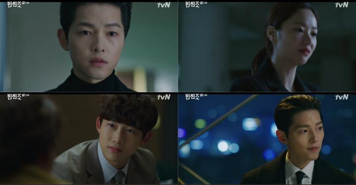 ドラマ『ヴィンチェンツォ』でのシーン、登場人物がテーブルに座り、インスタントビビンバを前にして対話しているところ。