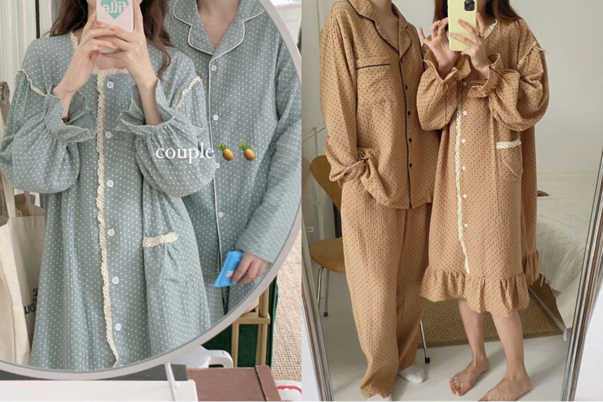 Cặp đôi mặc pyjama màu xanh và nâu từ thương hiệu Daljamday, đứng bên cạnh nhau trong phòng ngủ. Trang phục có hoạ tiết chấm nhỏ trang nhã, tạo nên vẻ ngọt ngào và dễ thương.