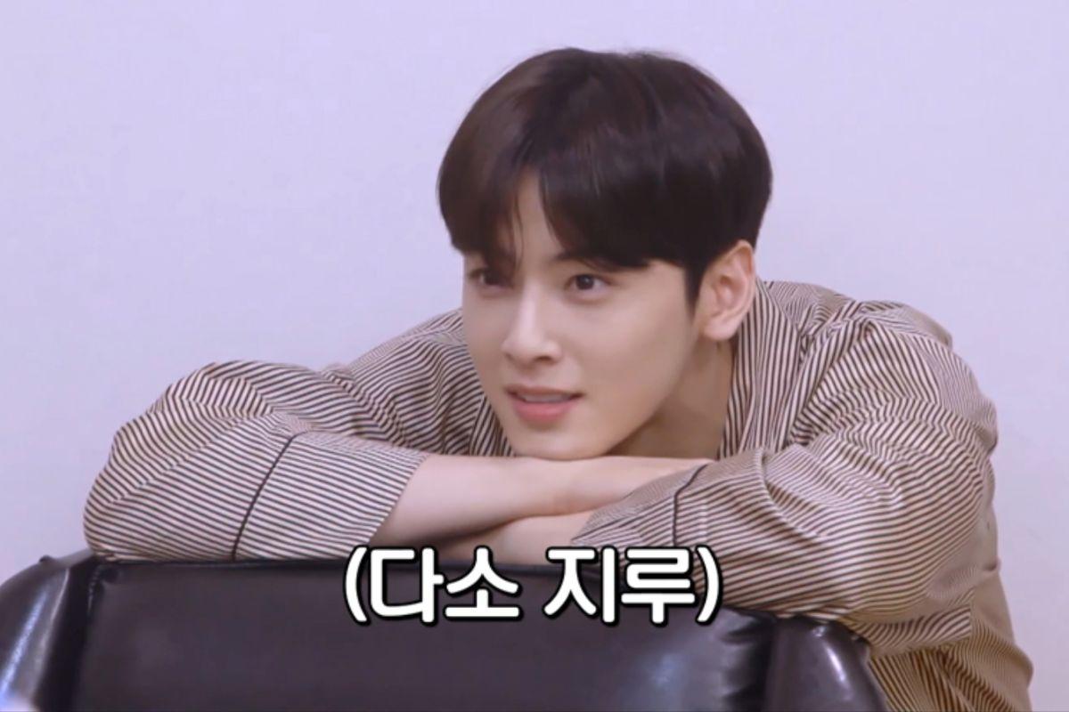 Cặp đôi mặc đồ ngủ kẻ caro từ thương hiệu RêveRose, tận hưởng bữa ăn sáng cạnh cửa sổ lớn, ánh sáng tự nhiên chiếu vào tạo nên không gian ấm áp và thư giãn.