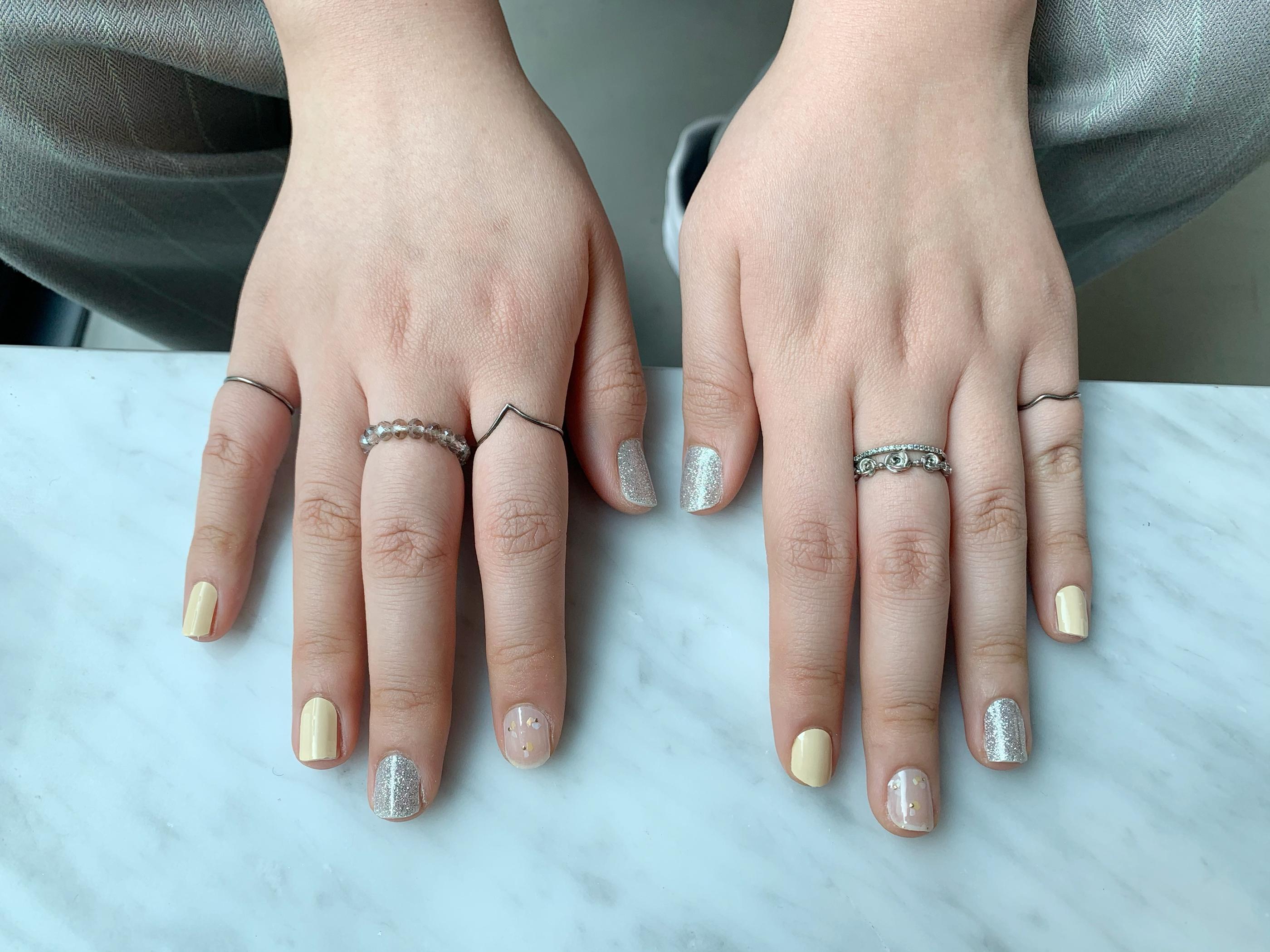 full set of gelato factory nail stickers on the hand of creatrip editor