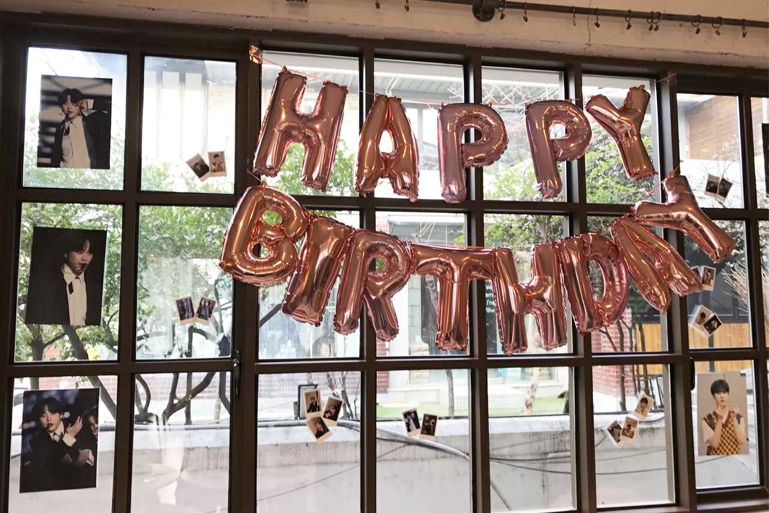 quán cà phê sinh nhật event cup holder gifted idol kpop trang trí polaroid