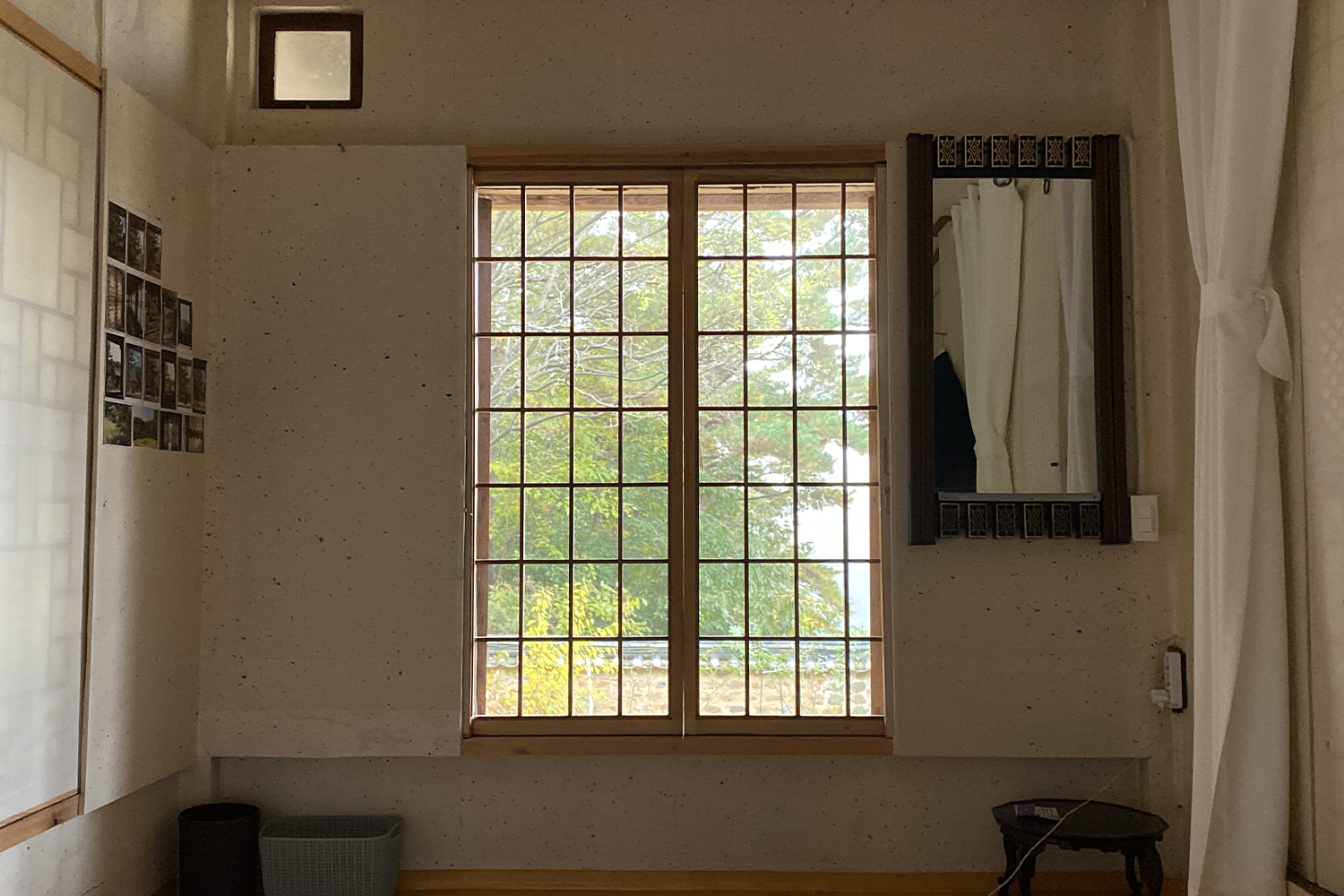 Jirye Arts Village - traditional Korean room with a green view through the window