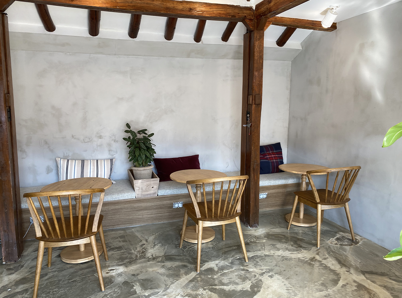 Sự kết hợp giữa kiến trúc hanok và phong cách hiện đại tại một quán cà phê ở Andong.