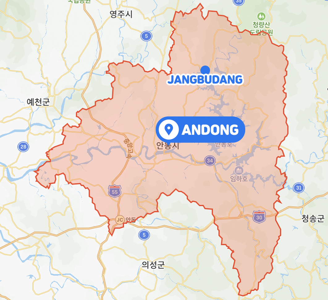 Một quán cà phê ấm cúng tại Andong với đặc sản maetdol coffee.