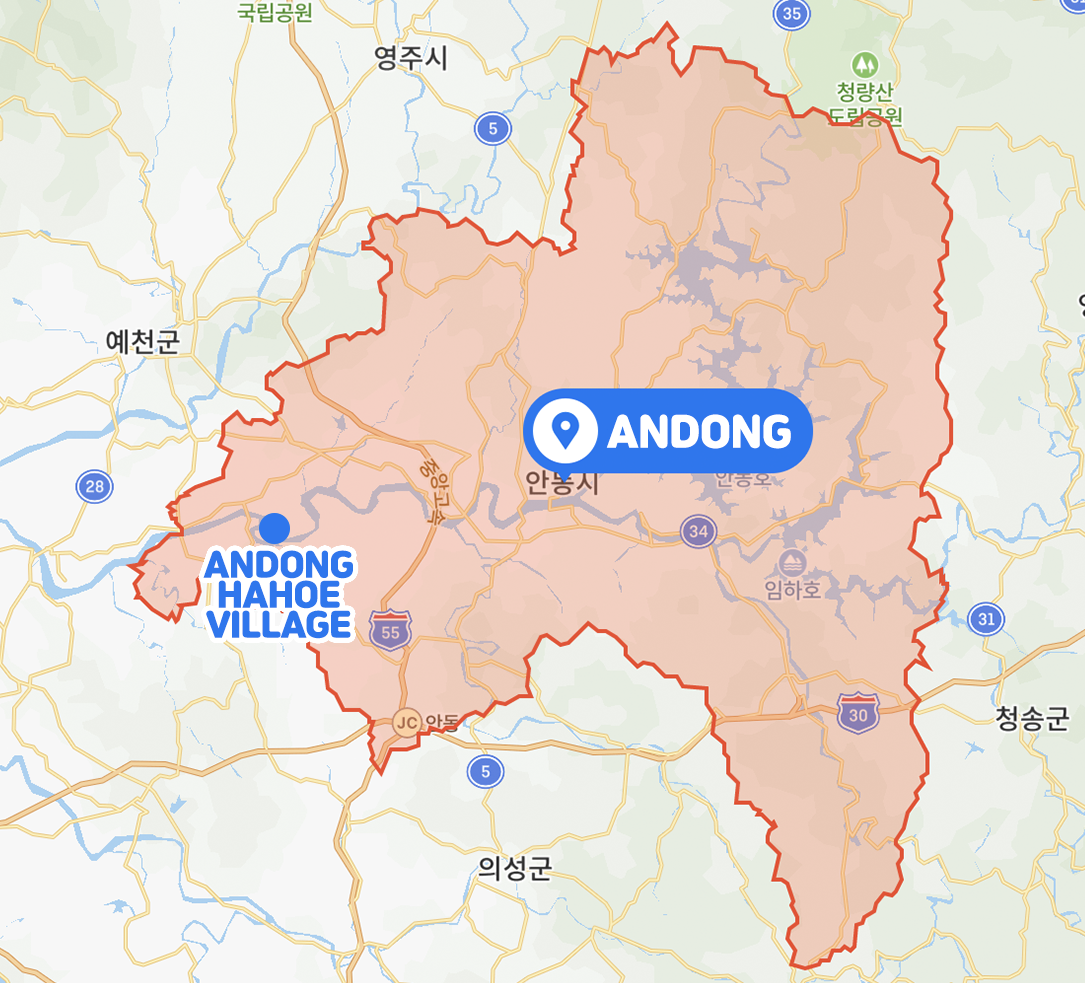 Làng dân gian Hahoe trong ánh bình minh ở Andong, nơi bảo tồn nhiều kiến trúc hanok truyền thống.