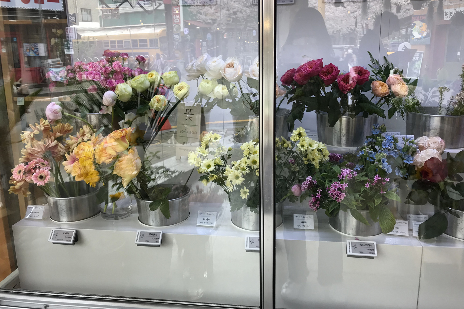 お花屋さん フラワーカフェ ソウル 鐘閣 忠武路 花 カフェ 韓国カフェ 韓国 韓国情報 韓国旅行 旅行 フラワーショップ、花屋さん、梨泰院、イテウォン駅、ノクサピョン駅、フラワー、韓国お花屋さん、プレゼント、韓国旅行、卒業式、インテリア、シンチョン、新村駅、ホンデ、ホンデ入口駅