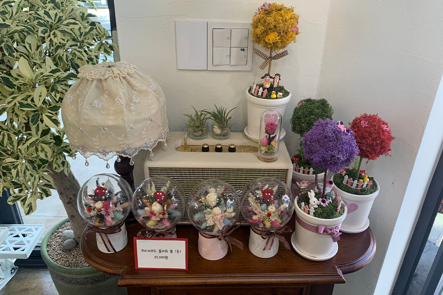 お花屋さん フラワーカフェ ソウル 鐘閣 忠武路 花 カフェ 韓国カフェ 韓国 韓国情報 韓国旅行 旅行 フラワーショップ、花屋さん、梨泰院、イテウォン駅、ノクサピョン駅、フラワー、韓国お花屋さん、プレゼント、韓国旅行、卒業式、インテリア、シンチョン、新村駅、ホンデ、ホンデ入口駅