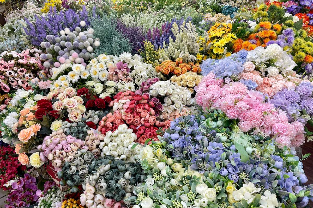남대문 시장 꽃 가게 내부 - 다양한 색상의 장미와 수국으로 구성된 화려한 꽃 배열