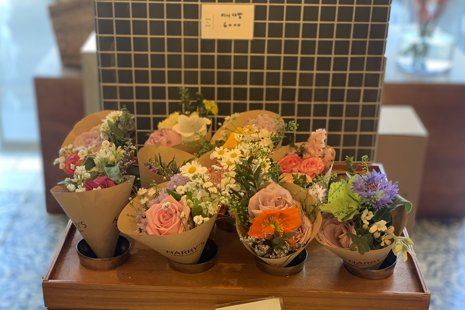 お花屋さん フラワーカフェ ソウル 鐘閣 忠武路 花 カフェ 韓国カフェ 韓国 韓国情報 韓国旅行 旅行 フラワーショップ、花屋さん、梨泰院、イテウォン駅、ノクサピョン駅、フラワー、韓国お花屋さん、プレゼント、韓国旅行、卒業式、インテリア、シンチョン、新村駅、ホンデ、ホンデ入口駅