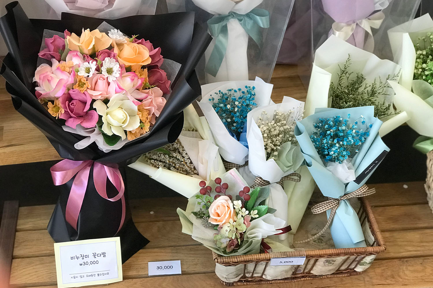 お花屋さん フラワーカフェ ソウル 鐘閣 忠武路 花 カフェ 韓国カフェ 韓国 韓国情報 韓国旅行 旅行 フラワーショップ、花屋さん、梨泰院、イテウォン駅、ノクサピョン駅、フラワー、韓国お花屋さん、プレゼント、韓国旅行、卒業式、インテリア、シンチョン、新村駅、ホンデ、ホンデ入口駅