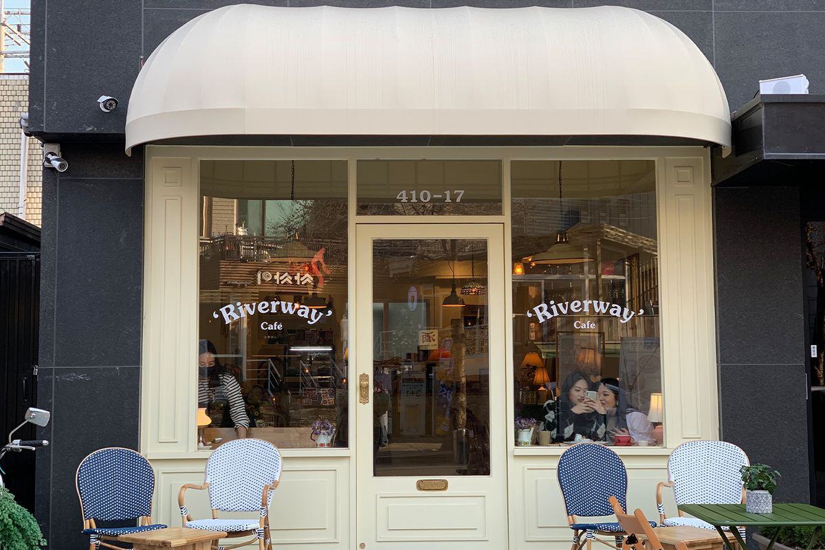 Riverway cafe in korea