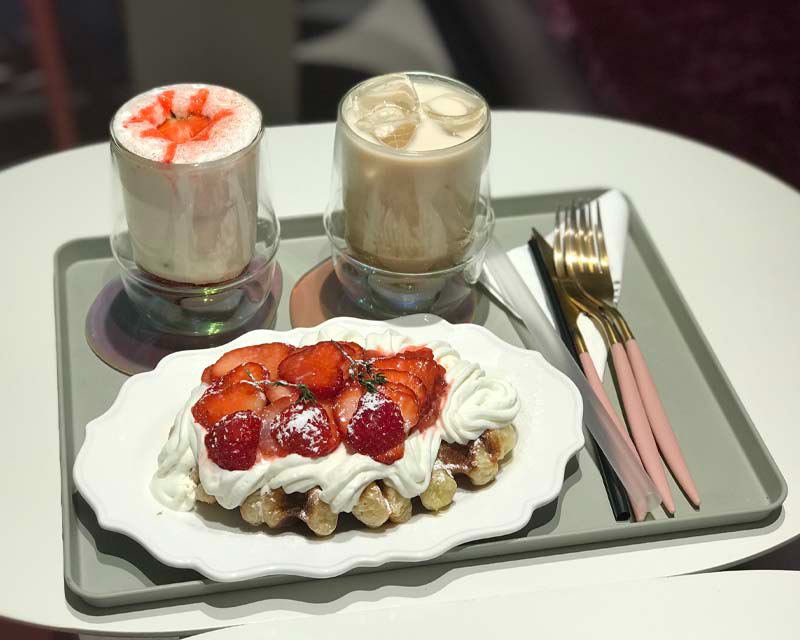 Be purple cafe strawberry croffle and latte