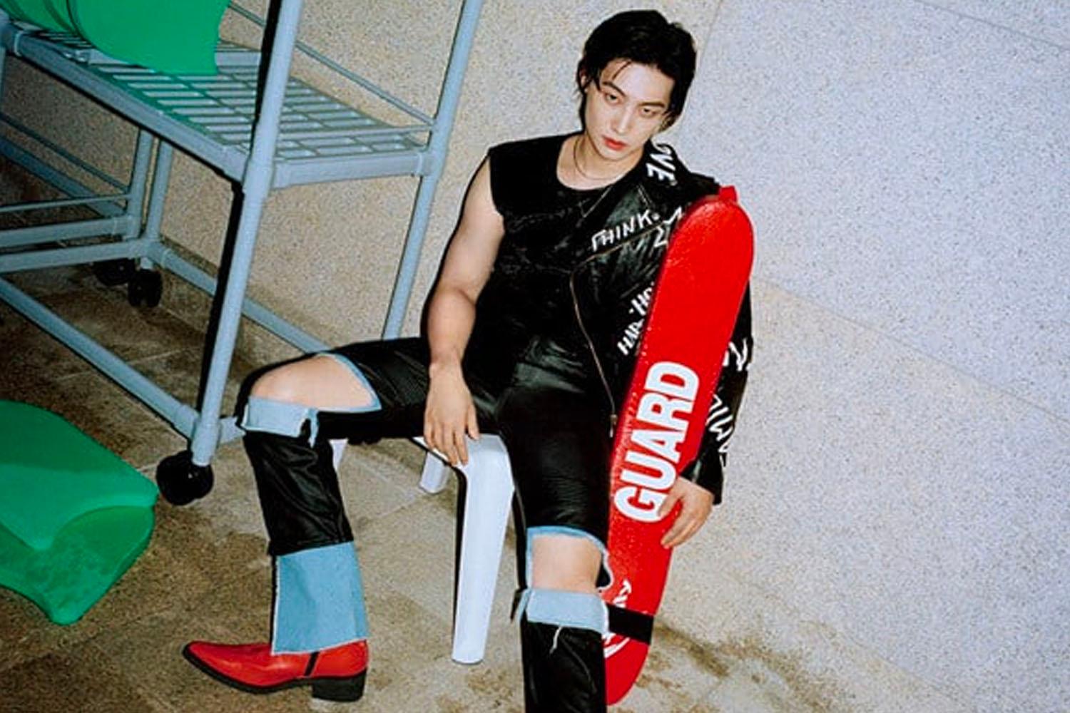 ศิลปินนั่งพิงเก้าอี้ ถือแผ่นกระดานสีแดง วิกฤติที่สุดกล้าหาญในลุคใหม่