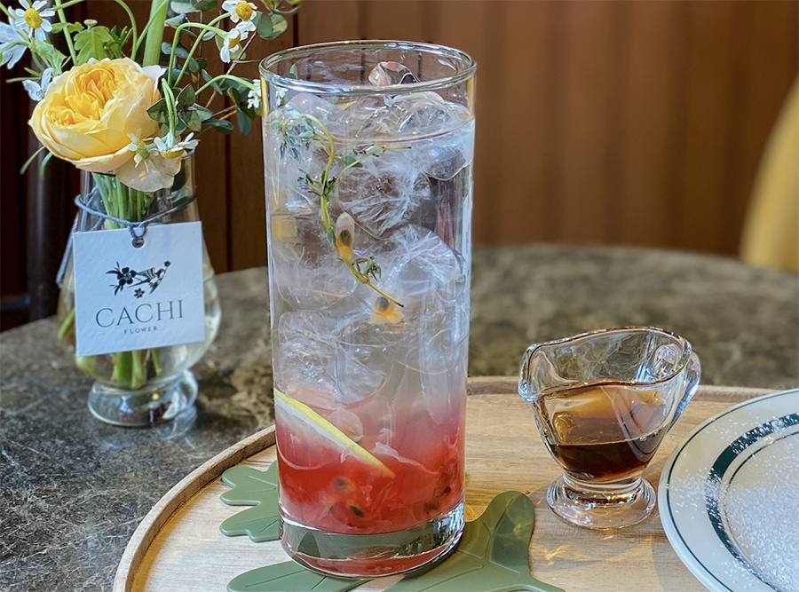 江南CACHI咖啡廳的百香果玫瑰冰茶，酸甜美味的特色飲品