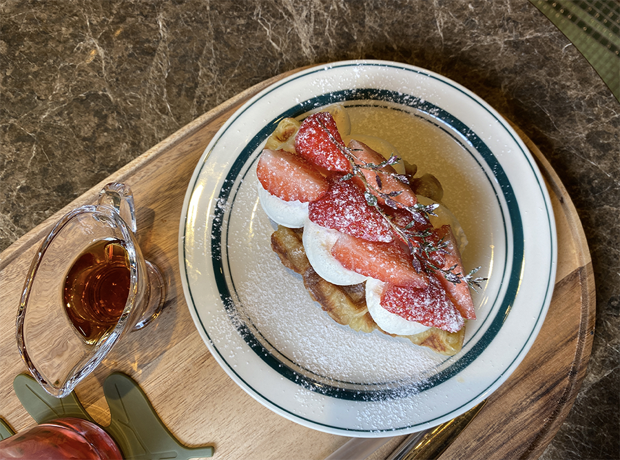 江南CACHI咖啡廳的草莓起司奶油可頌鬆餅，搭配糖漿食用更甜美