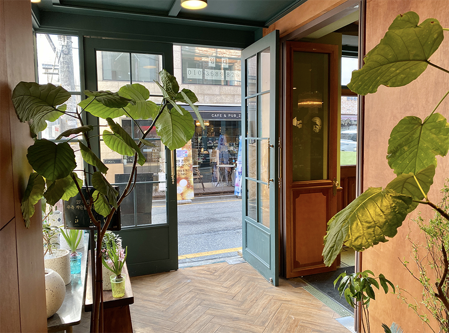 江南CACHI咖啡廳室內特色，從二樓可進入晚間酒吧，裝飾典雅