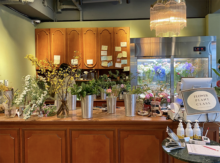 CACHI咖啡廳櫃檯，展示各種新鮮花卉和多肉植物，給人舒適感