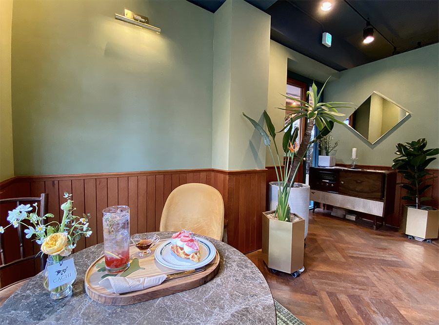 江南CACHI咖啡廳的室內餐桌，呈現舒適的氛圍，搭配植物裝飾