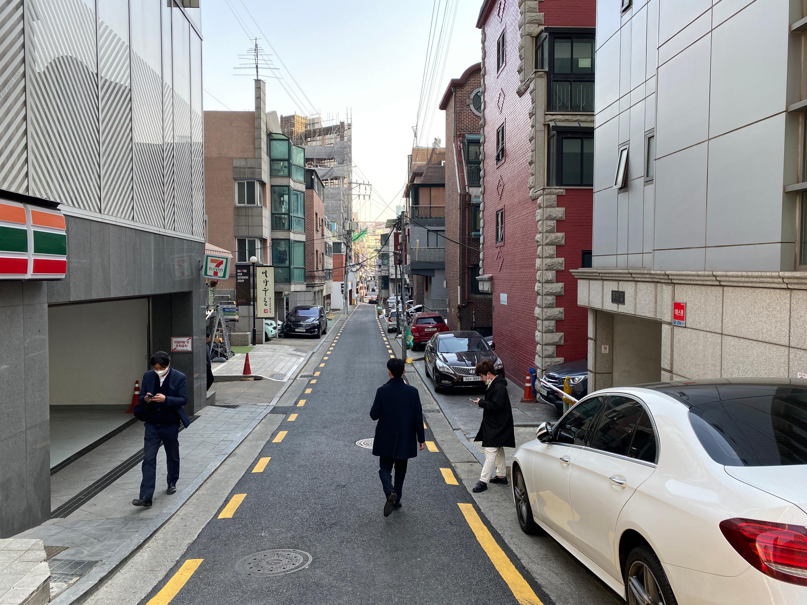 ถนนที่มีบรรยากาศกลางเมืองโซล ใกล้ 7-Eleven จุดเด่นของการเดินทางไปยังร้านคาเฟ่ในย่านกังนัม กรุงโซล