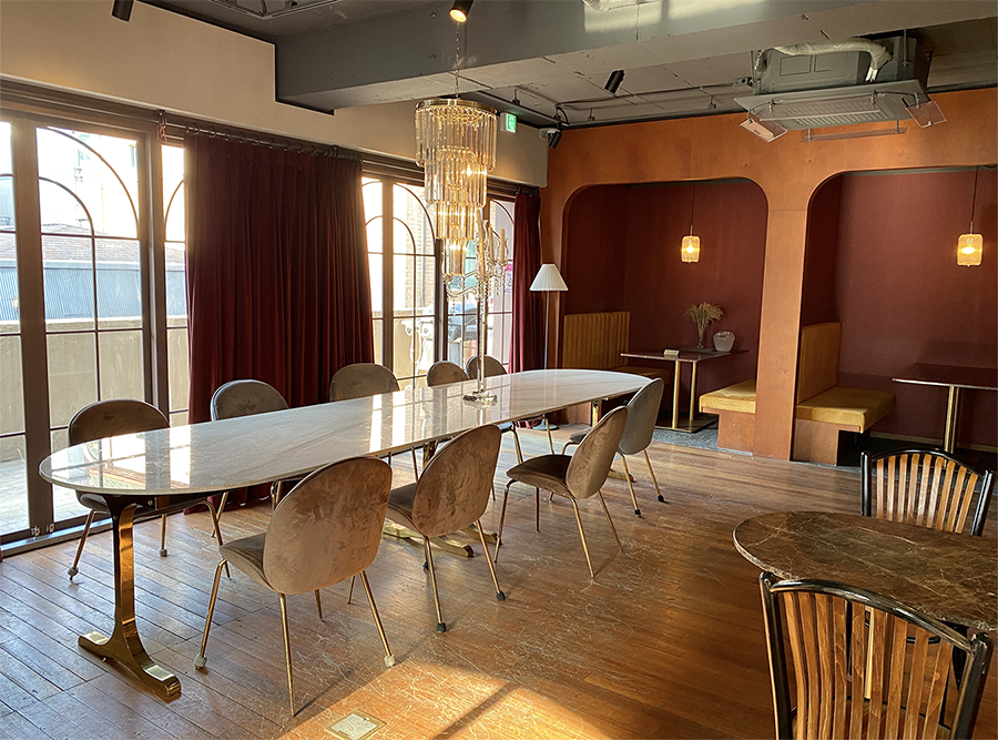 CACHI二樓酒吧的裝飾，以大理石桌和鎏金裝飾布質椅增添優雅感