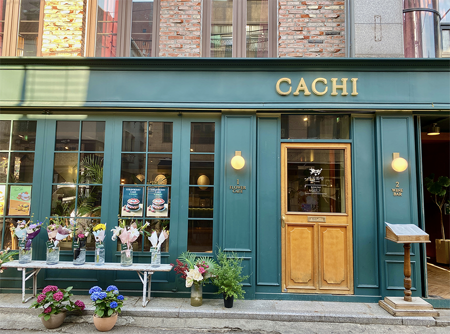 CACHI咖啡廳的綠色古典外觀，位於首爾江南的熱門打卡點