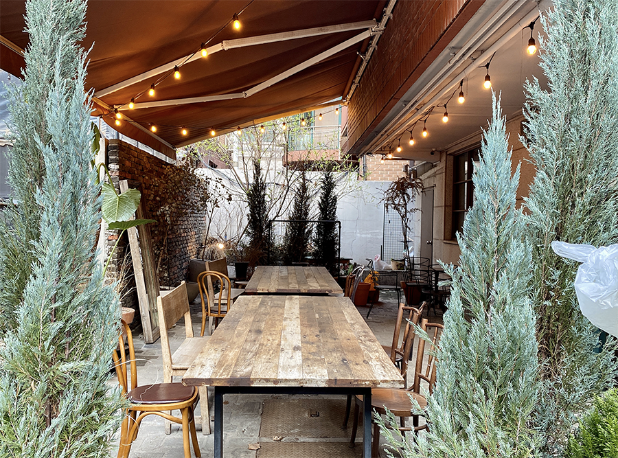 CACHI戶外座位區，被圍繞在多種綠色植物之間，提供身心放鬆空間