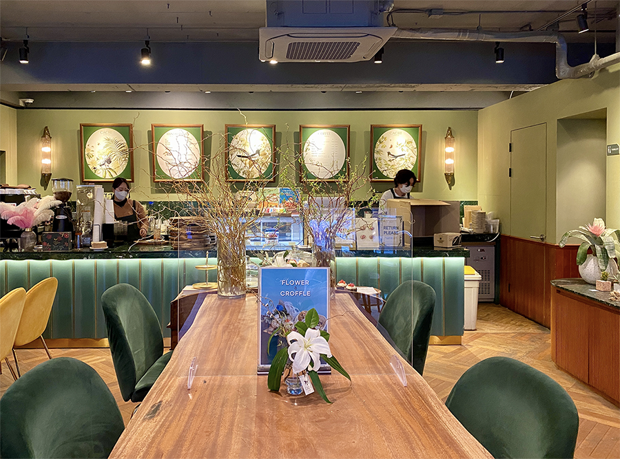 CACHI咖啡廳內部裝飾，以綠色和木質調呈現優雅的氛圍