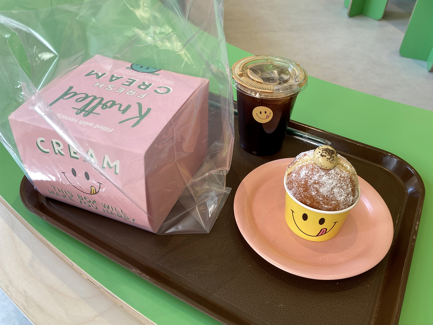 Những quán cà phê theo chủ đề màu xanh lá cây ở Seoul mà bạn cần phải ghé thăm cafe knotted bánh donut