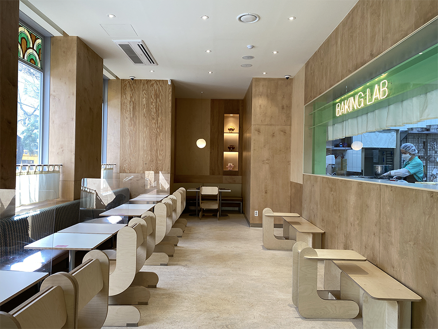 Cafe Knotted店內別緻的木質裝潢，展示設計感強烈的座椅和糕點區。