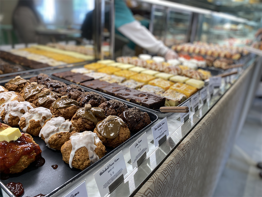 Cafe Knotted展示櫃內排列整齊的各種甜點，包括布朗尼和司康。