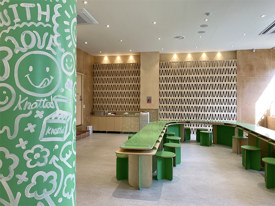Cafe Knotted內部裝潢，餐廳內部綠色主題座位區。