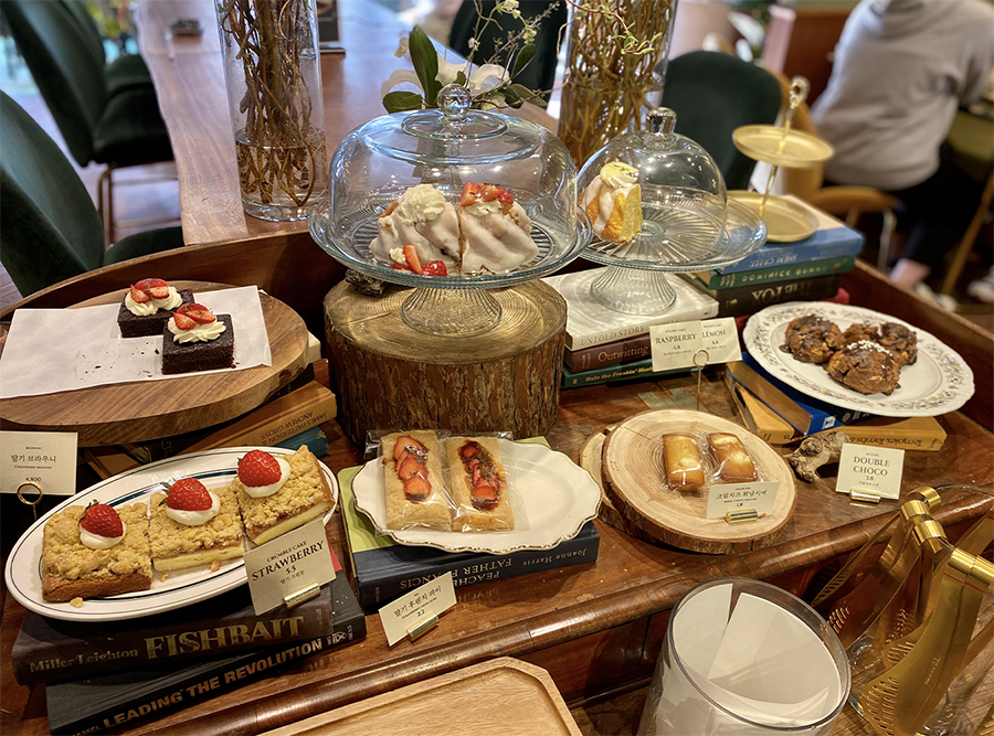 江南CACHI咖啡廳展示各種精緻甜點，深受遊客喜愛