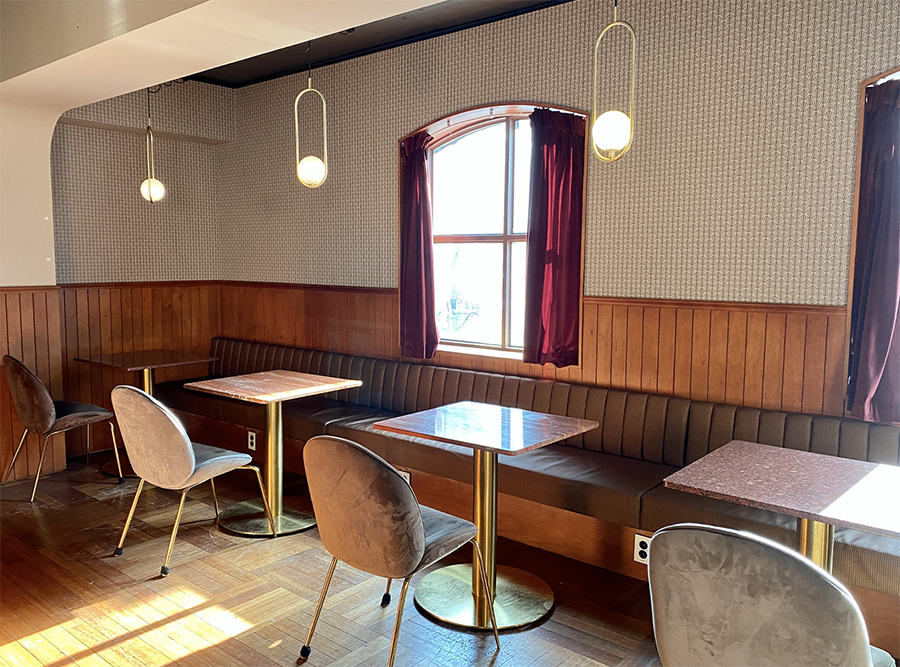 CACHI三樓的餐桌裝飾，以紅色簾幕和軟質坐墊營造舒適環境