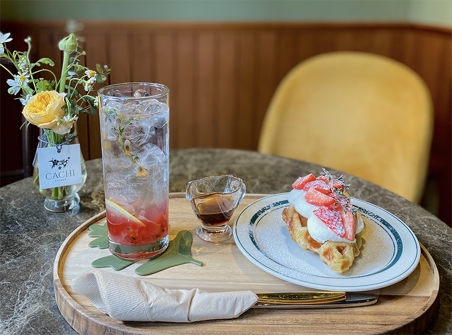 江南CACHI咖啡廳的百香果玫瑰冰茶和草莓起司奶油可頌鬆餅的美味組合