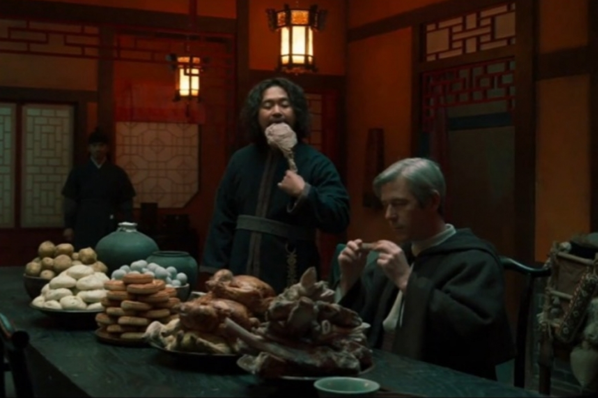 《朝鲜驱魔师》剧中的用餐场景，桌上满是传统食品，还有大量肉食摆盘，场景引发观众关于文化呈现的争议。