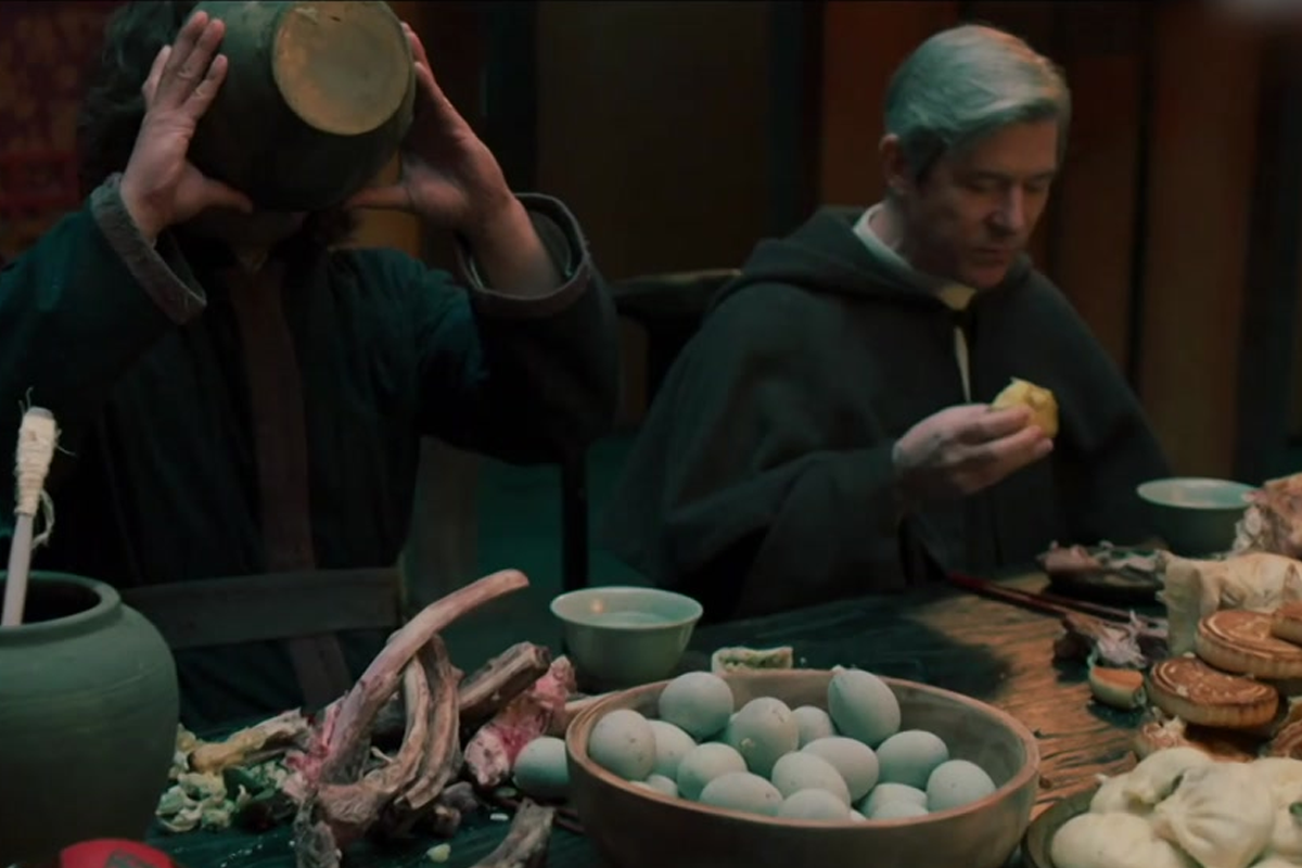 韩剧《朝鲜驱魔师》中角色用餐场景，桌上摆放着月饼、松花蛋等中式食品，引发了观众对历史准确性的质疑。