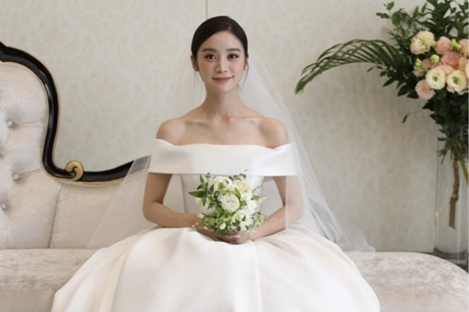 Wonder Girls前成員惠林身穿白色婚紗坐在沙發上手持捧花