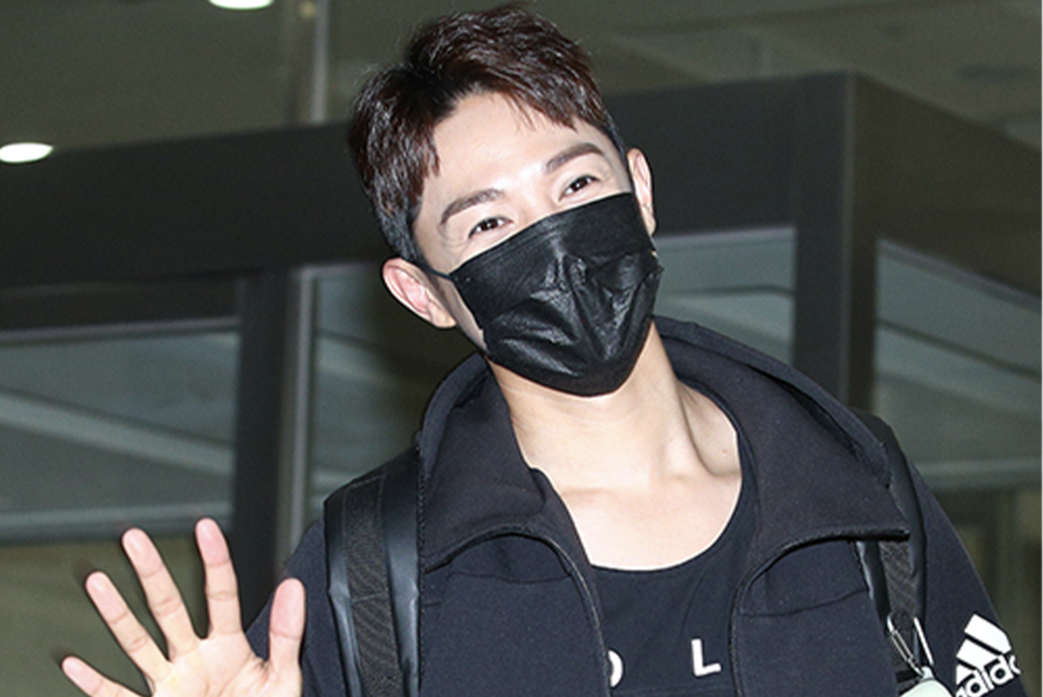 U-KISS前成員Alexander Lee Eusebio於機場穿著休閒服裝揮手致意