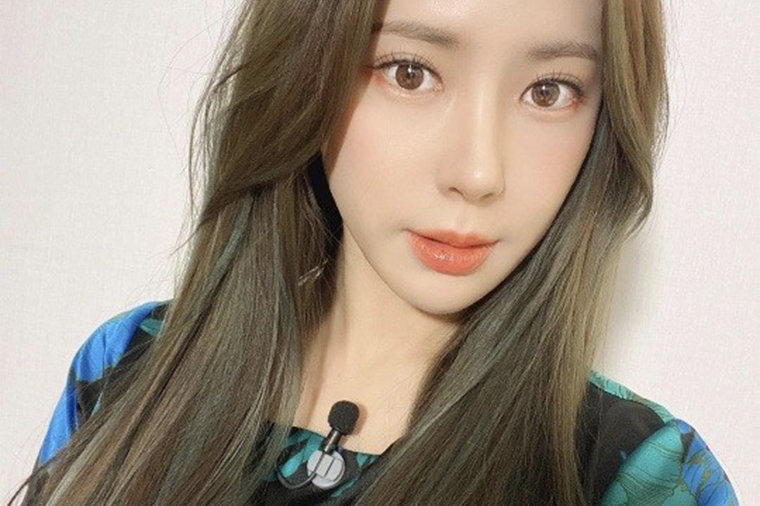 Cleo成員蔡恩貞以側臉造型呈現