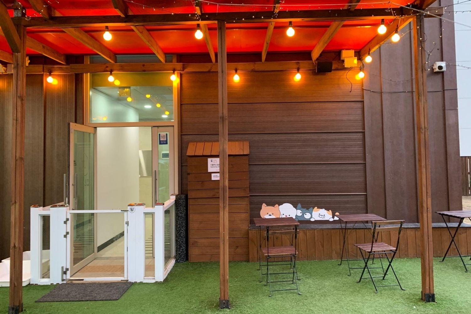 khu vực ngồi ngoài trời của