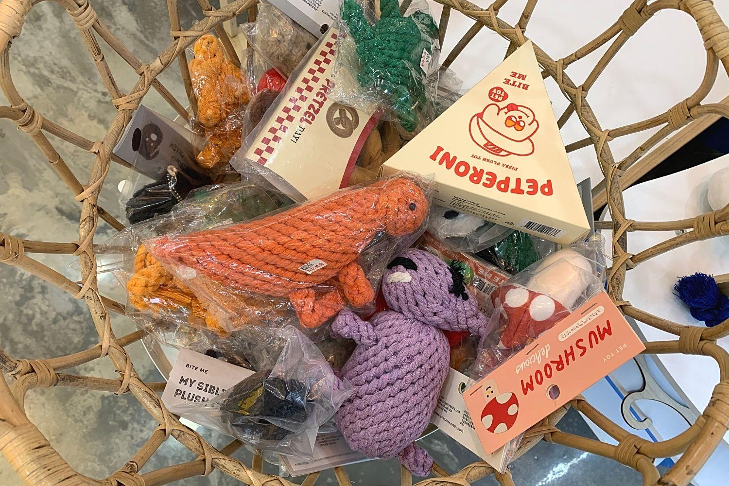 Khu vực bày bán đồ chơi cún cưng với các món đồ đầy màu sắc tại Corisalrang, quán cà phê thú cưng nổi tiếng ở Seoul.