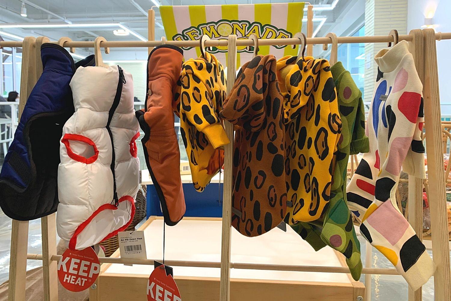 quần áo cho cún được bày bán ở Corisalrang